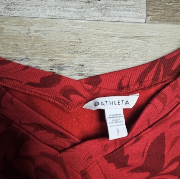 Athleta Coaster Luxe Sweatshirt Holiday 2022 Small Red with Black Swirls pattern - Picture 10 of 10
